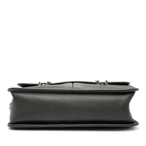 Pre-Loved Louis Vuitton Taiga Alexei Messenger